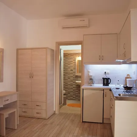 Nikos Aparthotel 3*