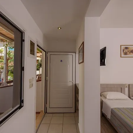 Nikos Aparthotel 3*